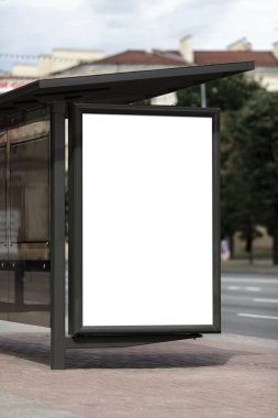 Otobüs durağında billboard