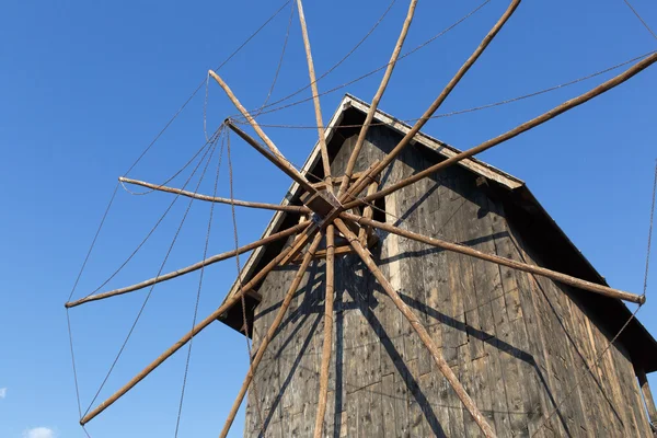 Stary, drewniany wiatrak — Zdjęcie stockowe
