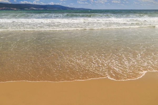 Tenger homokos strandon szörf — Stock Fotó
