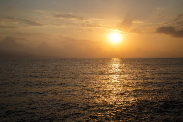 Solen går opp over havet – stockfoto
