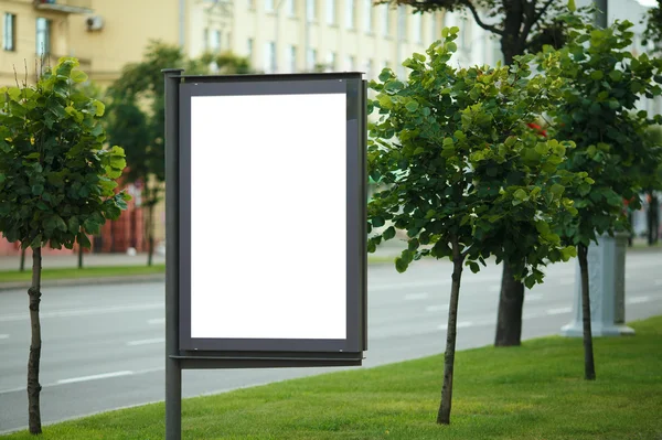 Cartellone bianco sulla strada della città — Foto Stock