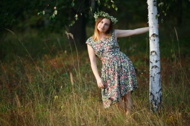 kafasında bir çelenk ile kız