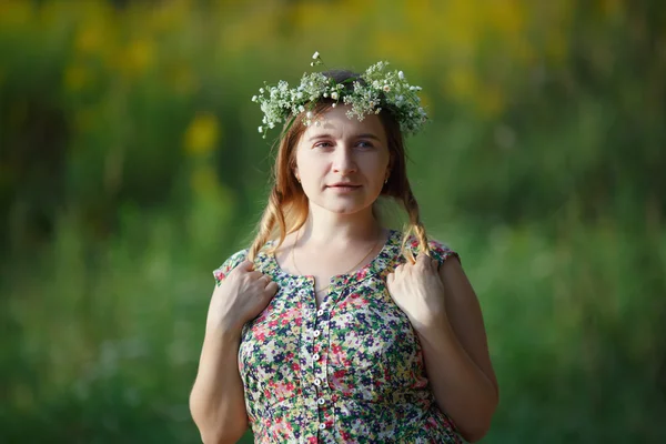 Žena s věncem — Stock fotografie