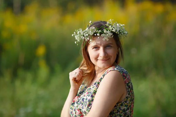 Žena s věncem na její hlavou s úsměvem — Stock fotografie