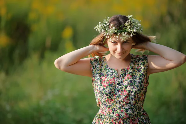 Dívka narovná vlasy — Stock fotografie