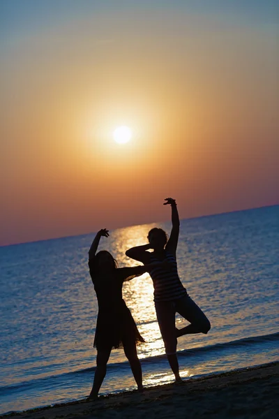 Chicas bailando al atardecer — Foto de Stock