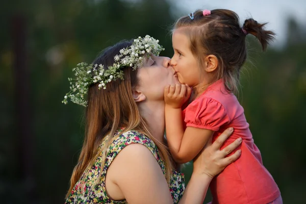 Kiss z matku a dceru — Stock fotografie