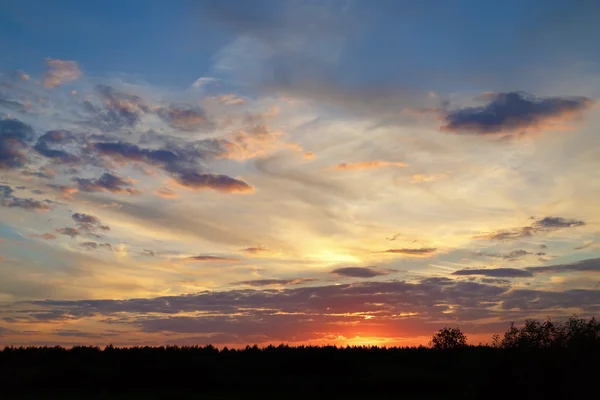 Schöne Wolkenlandschaft bei Sonnenuntergang. — Stockfoto