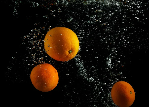 Orangen waschen — Stockfoto