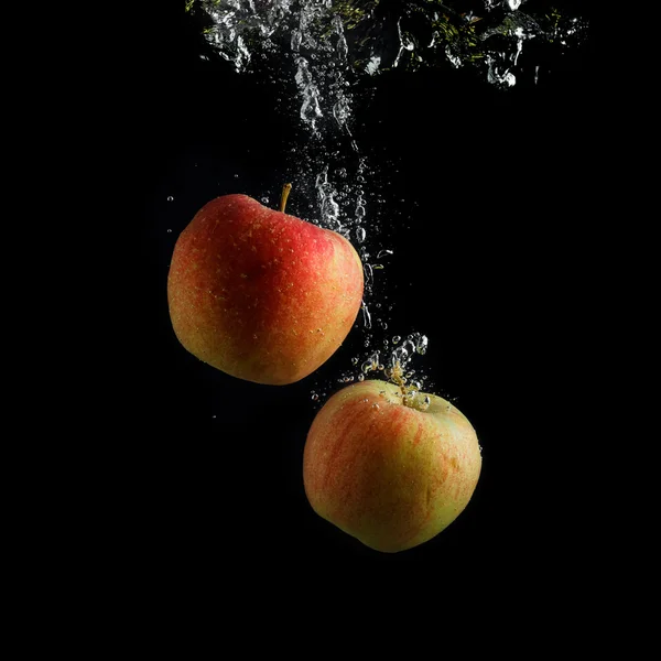 Äpfel waschen — Stockfoto