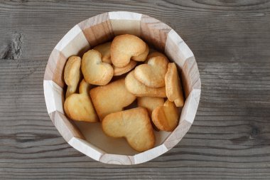 Ahşap arka planda kalp şeklinde kurabiyeler