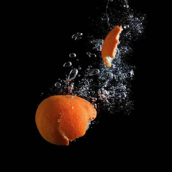 Mandarin in water — Stock Photo, Image