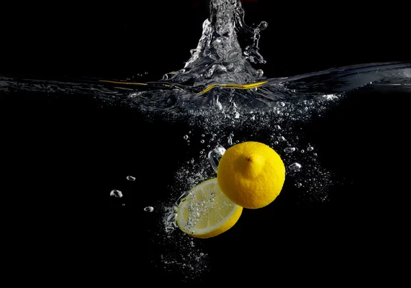 Lemon in water — Stock Photo, Image