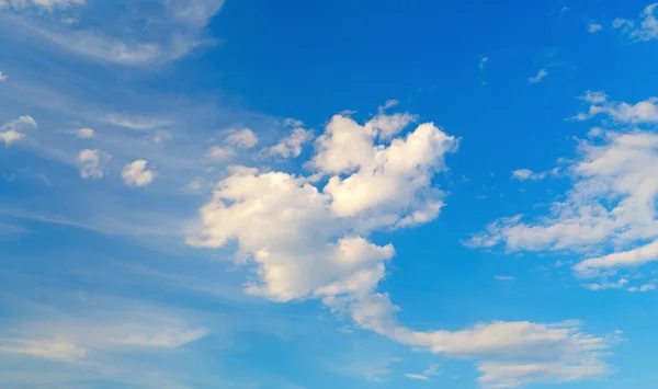 Blå himmel og skyer - Stock-foto