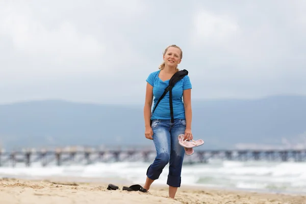 Mujer en la playa — Foto de Stock