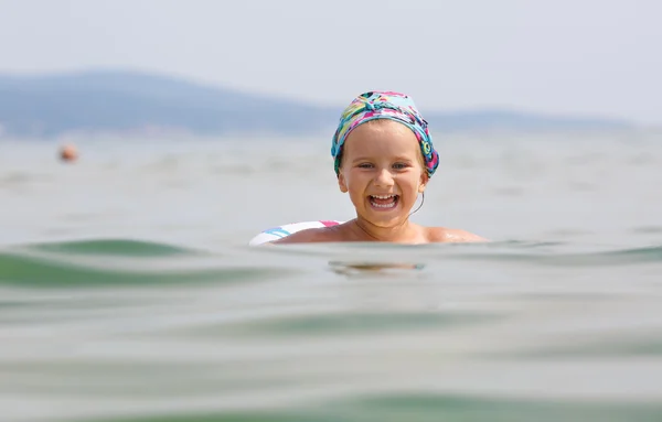 Mutlu çocuk ve deniz — Stok fotoğraf