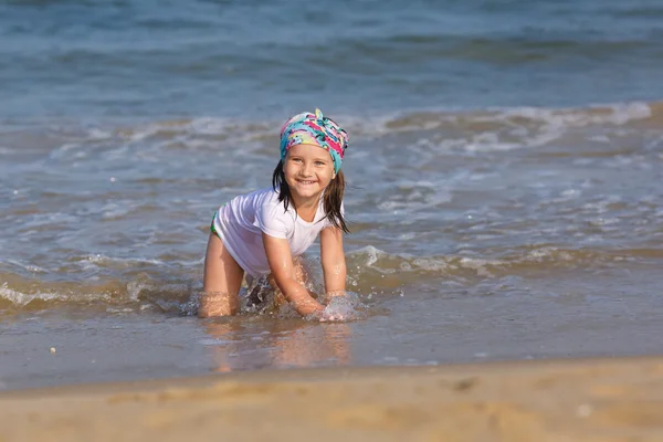 Child playing on the beach — Stock Photo, Image