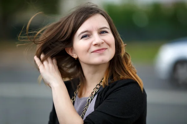 Woman straightens her hair — Stock Photo, Image