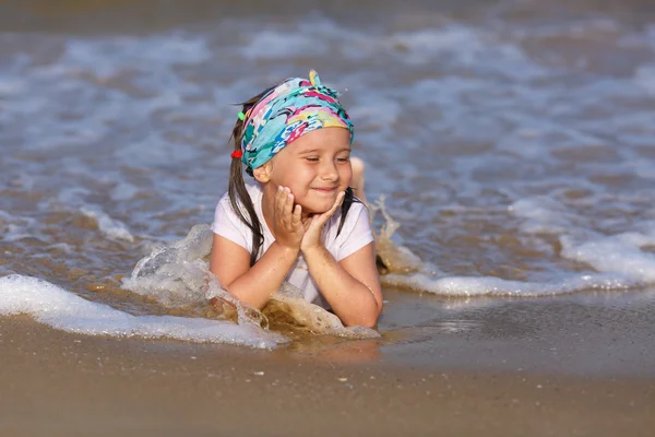 Child resting on the beach — Stock Photo, Image