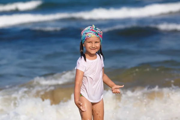 Baby and ocean — Stock Photo, Image