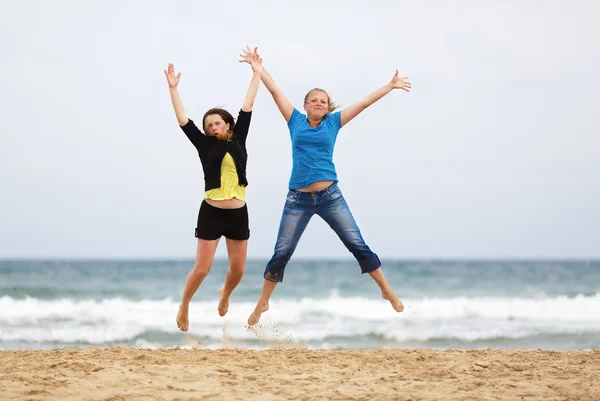 Two women jumping — Stock Photo, Image