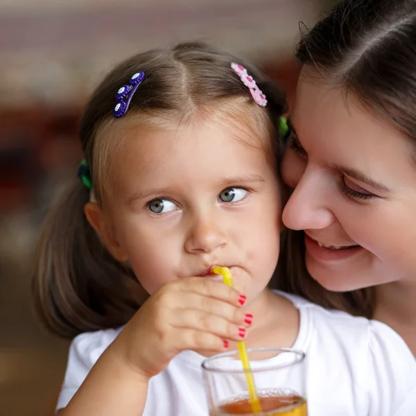 Child drinks juice — Stock Photo, Image