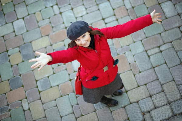 Vrouw die omhoog kijkt — Stockfoto