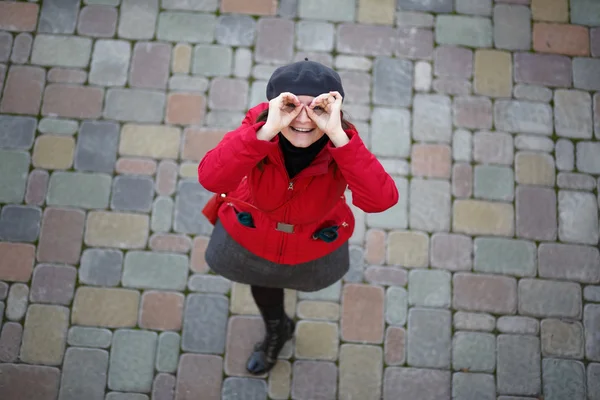 Mujer joven divirtiéndose — Foto de Stock