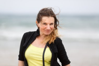 gülümseyen kız poz