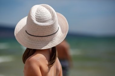 Arkasından şapkalı çocuk