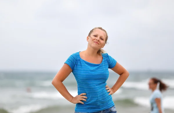 Mujer joven posando — Foto de Stock