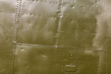 Perçinli yeşil metal