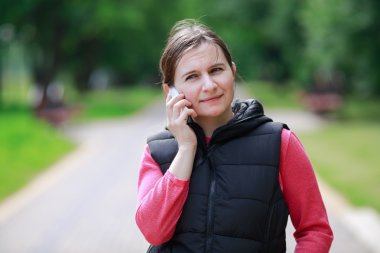 Cep telefonu olan kadın.