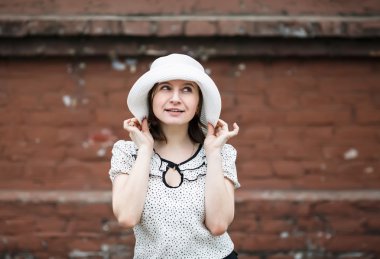 Beyaz şapkalı kadın