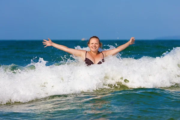 Mujer en onda — Foto de Stock