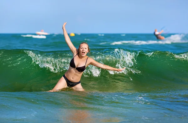 Vrouw badend in de zee — Stockfoto