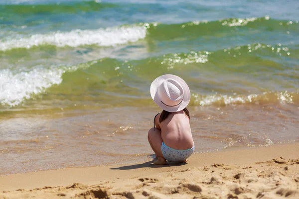 Child on the coast — Stock Photo, Image