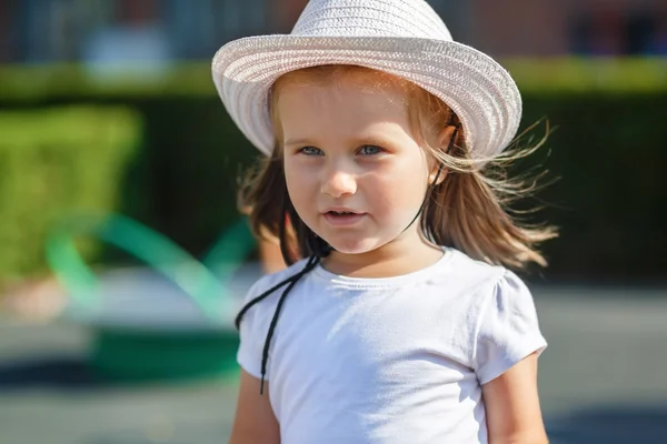 Beyaz şapkalı çocuk — Stok fotoğraf