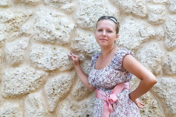 Mujer linda en vestido de sol —  Fotos de Stock