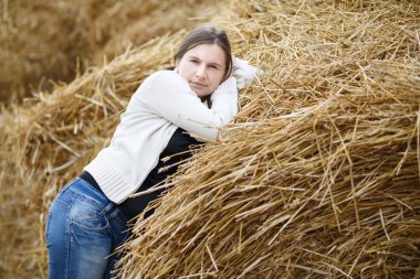 Kadın saman bir arka plan üzerinde