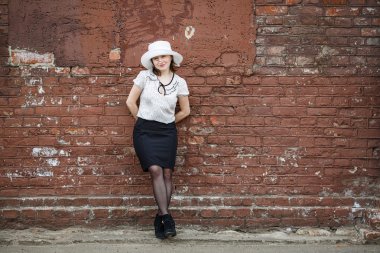 Kadın tuğla duvar arka plan üzerinde