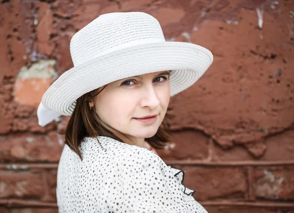 Woman in white hat — Stock Photo, Image