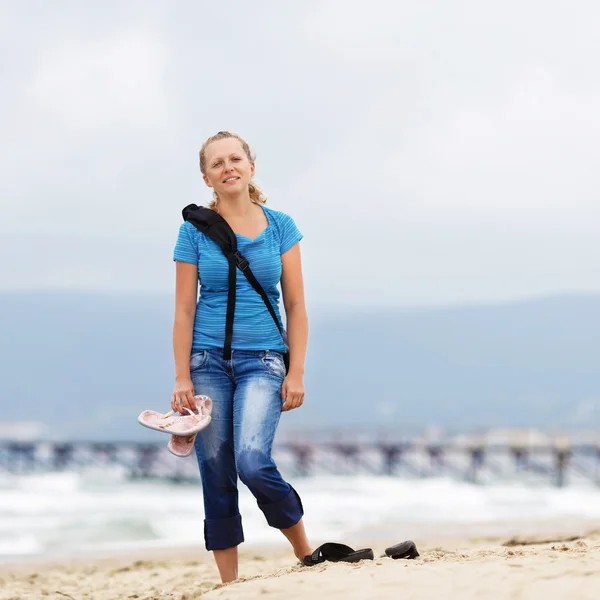 Mujer en la playa — Foto de Stock