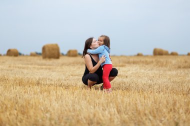 Anne ve Kız Sarılıyor