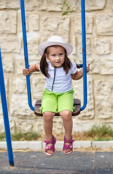 Bebé niña en un columpio — Foto de Stock