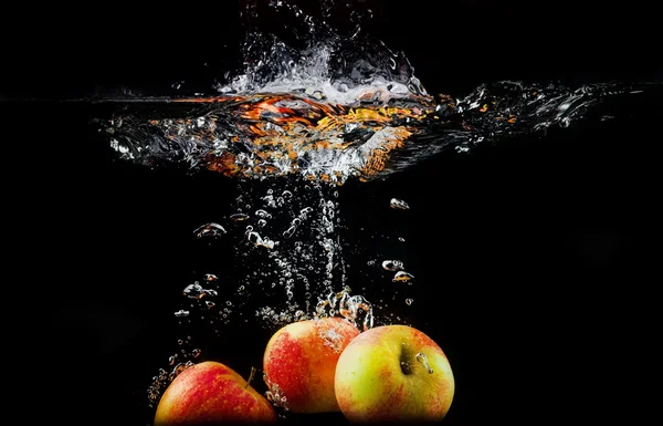 Яблоки в воде — стоковое фото