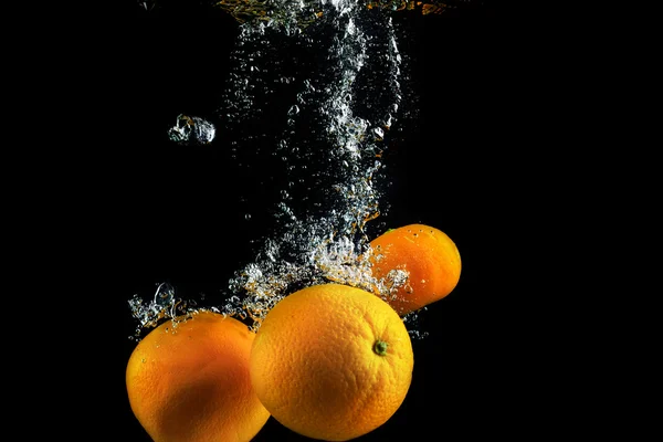 Oranges in water — Stock Photo, Image