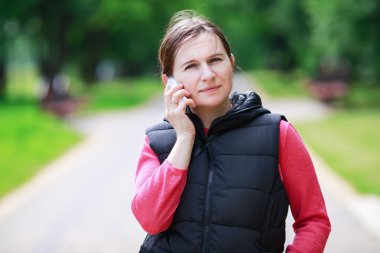 Cep telefonu olan kadın.