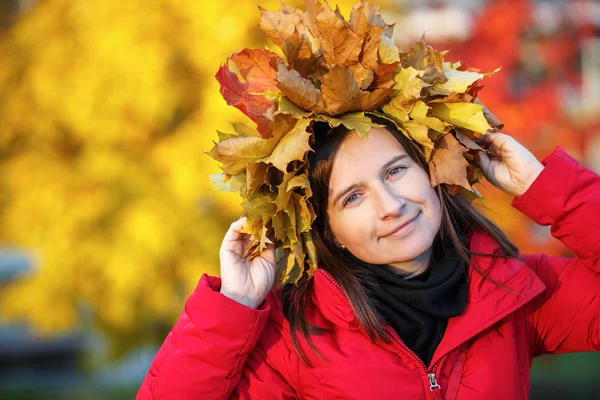 Žena s věnec z javorového listí — Stock fotografie