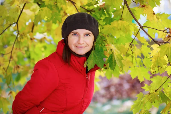 Vrouw en maple bladeren — Stockfoto